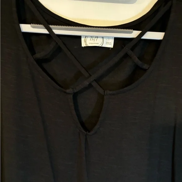 Black Crisscross, flutter short sleeve, Maurice’s size 1 - Picture 2 of 3